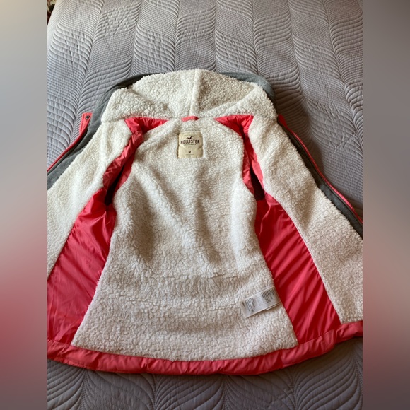 Hollister California hot pink hooded Sherpa lined puffer vest size medium. - Picture 10 of 10